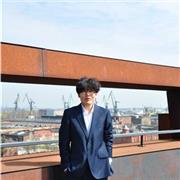 Soy hablante bilingüe de inglés, con un año de experiencia enseñando en línea a adultos y niños.